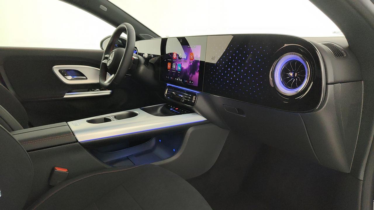 Mercedes-Benz CLA 250+ con tecnologia EQ