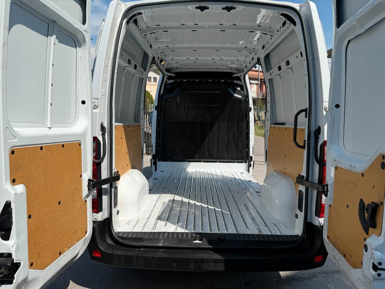 Renault Master T35 2.3 dCi 150 L2 H2 HKA