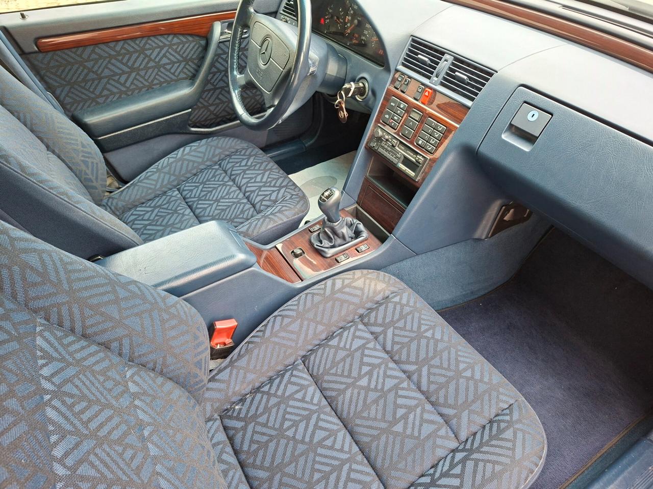 Mercedes-benz C 200 Elegance *UNICO PROPRIETARIO*
