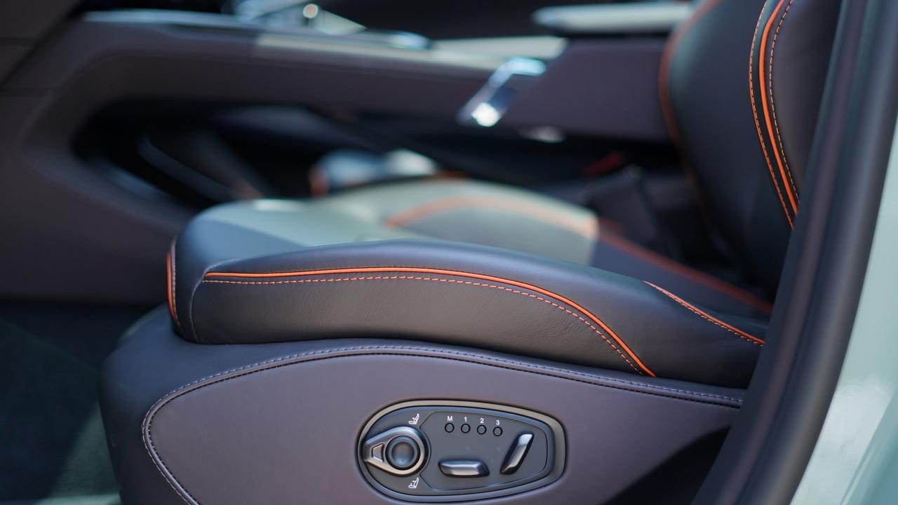 ASTON MARTIN DBX707 4.0