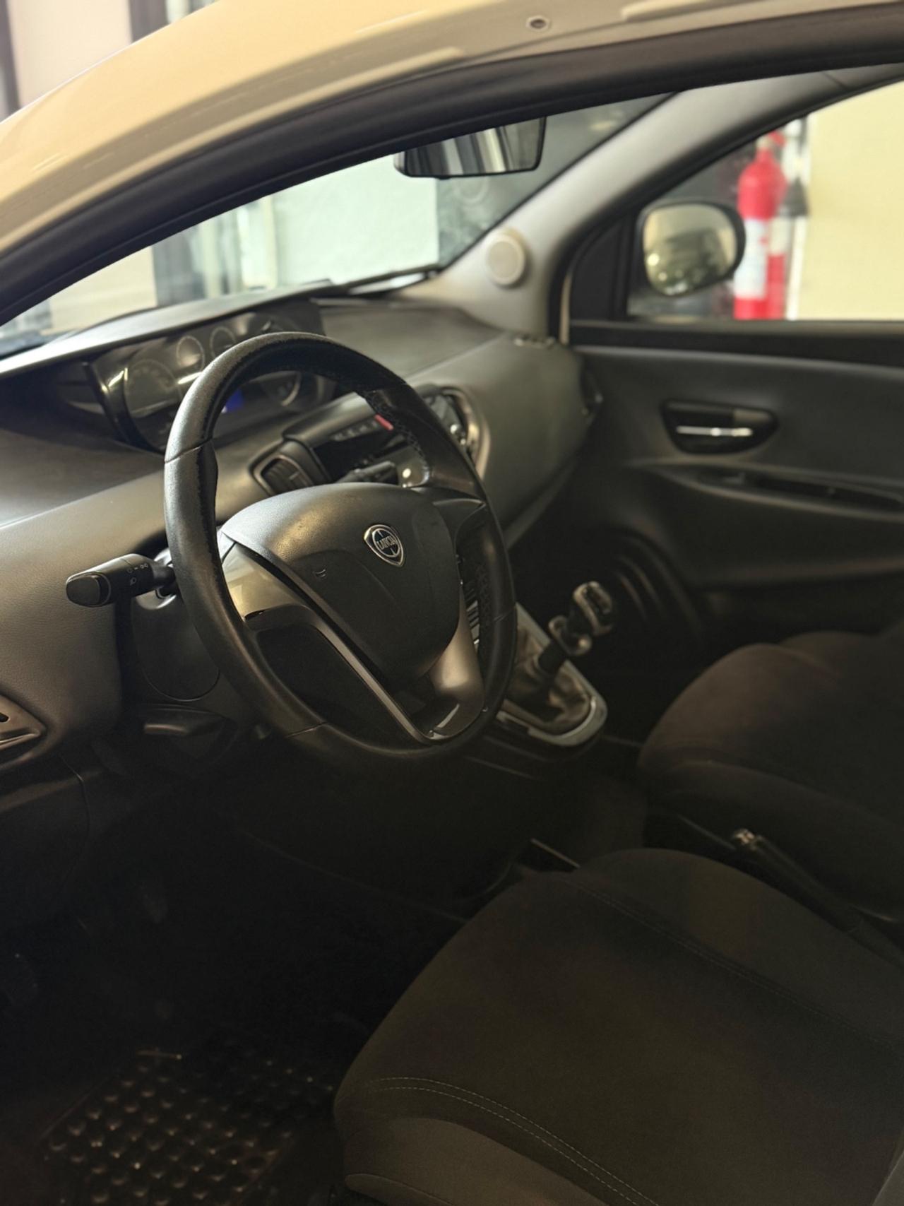 Lancia Ypsilon 1.2 69 CV 5 porte S&S Silver