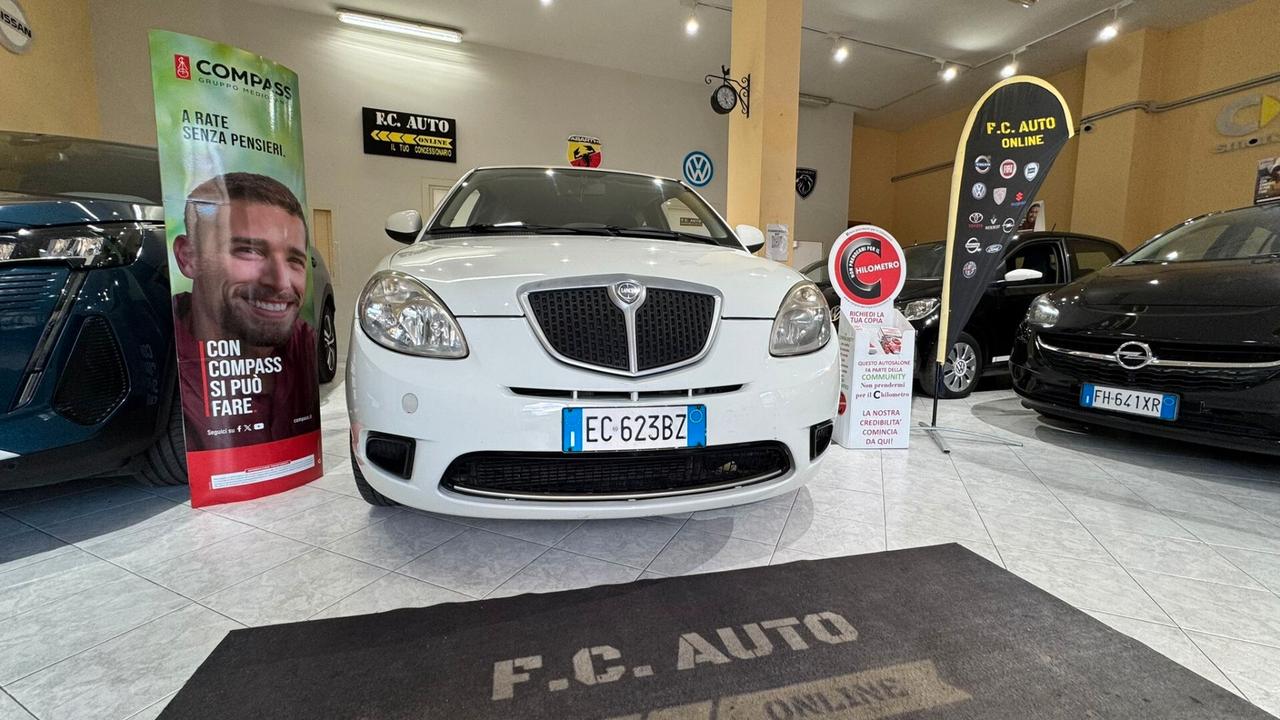 Lancia Ypsilon 1.3 MJT 75 CV Versus