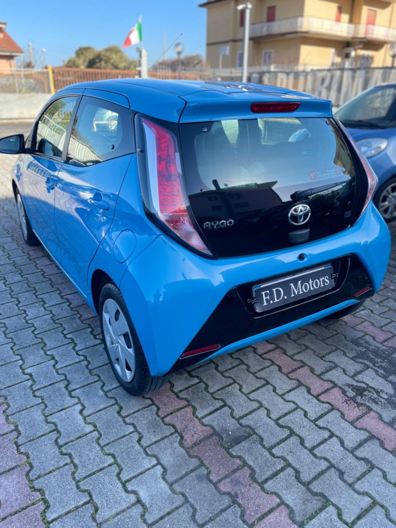 Toyota Aygo 1.0 VVT-i 69 CV 5 porte x-play TSS