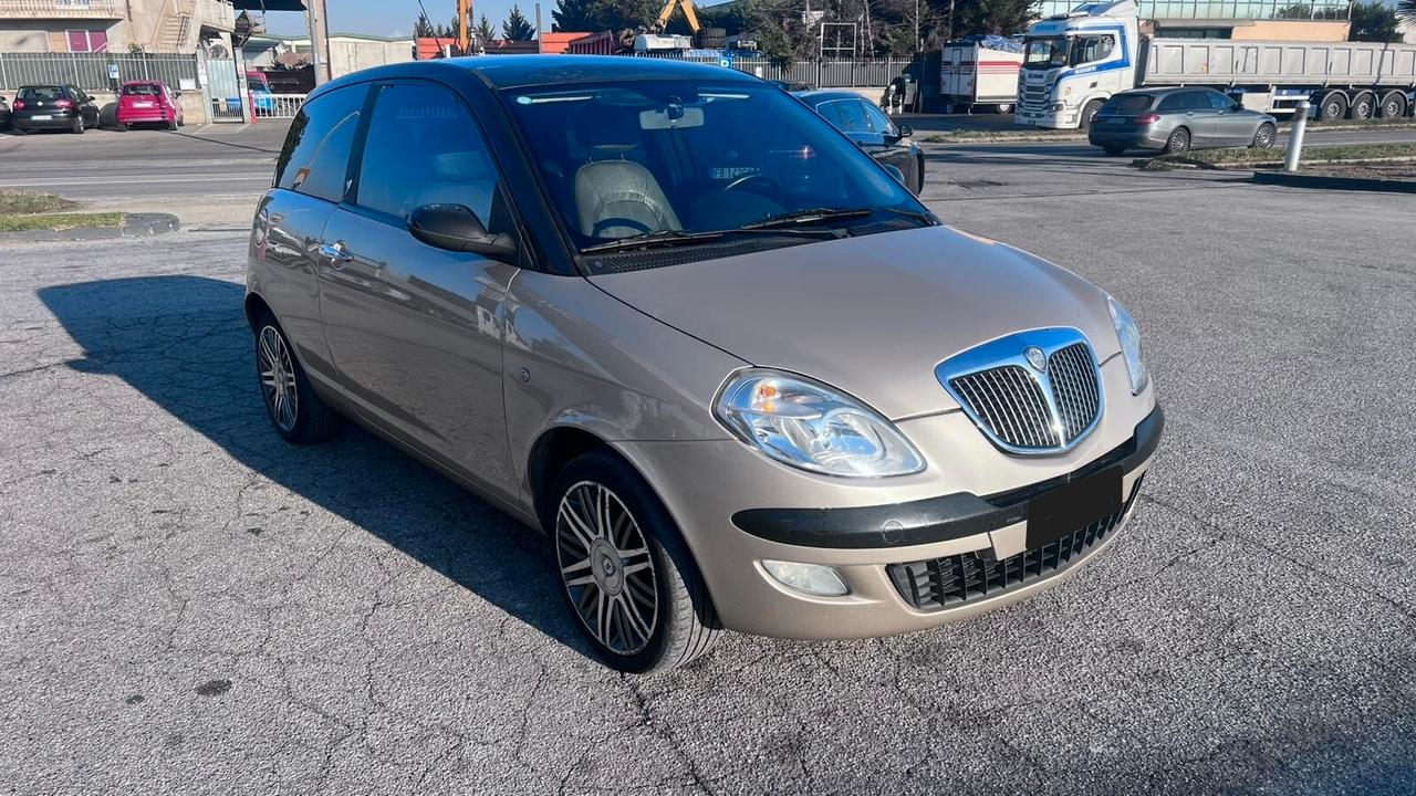 Lancia Ypsilon 1.3 MJT 75 CV Platino