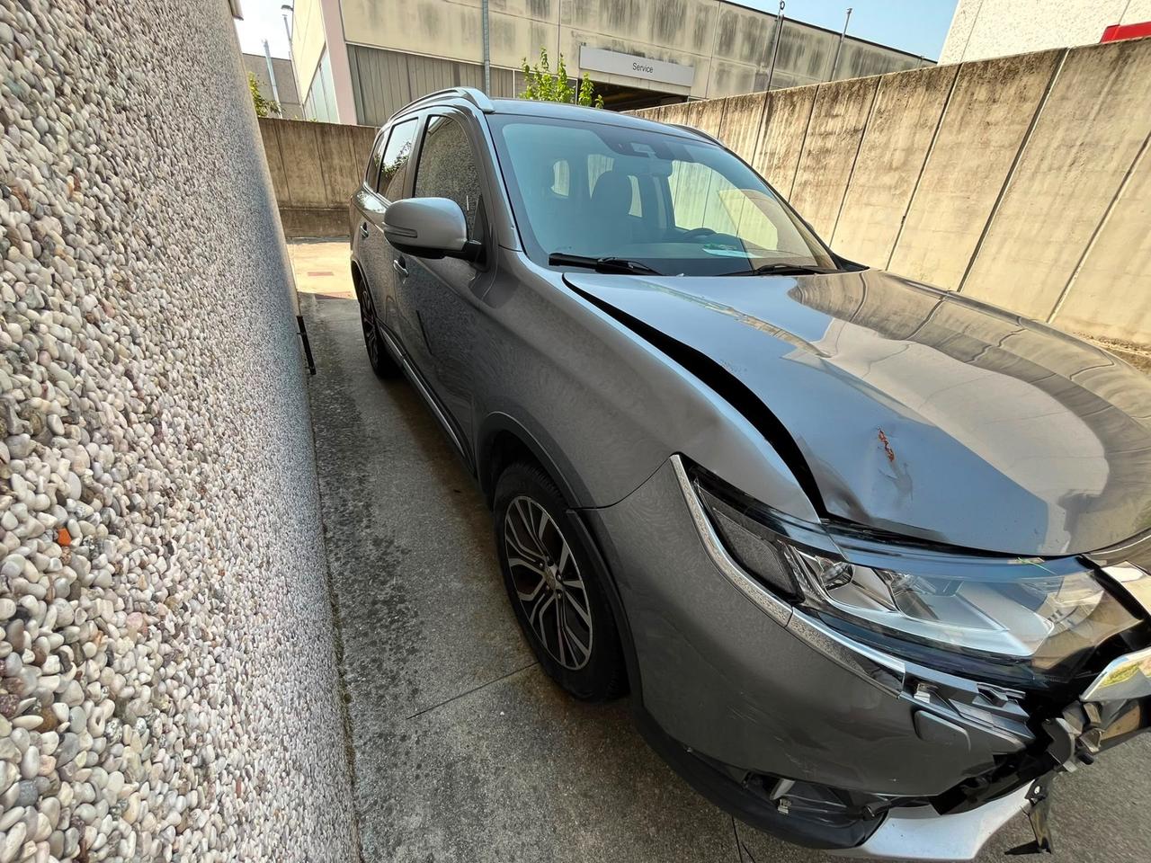 Mitsubishi Outlander 2.2 DI-D 4WD Instyle Plus SDA 7 posti