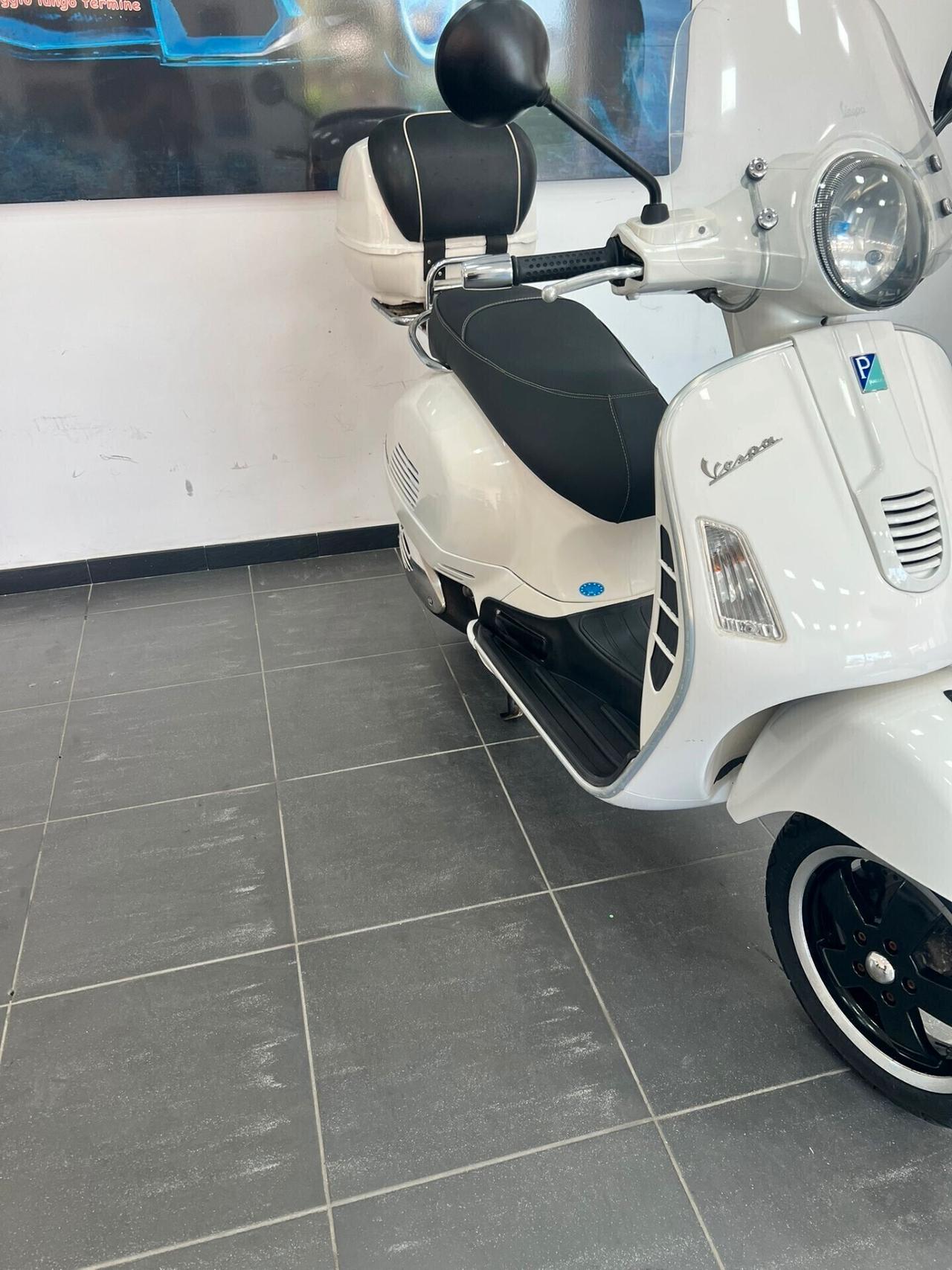 Piaggio Vespa 300 GTS