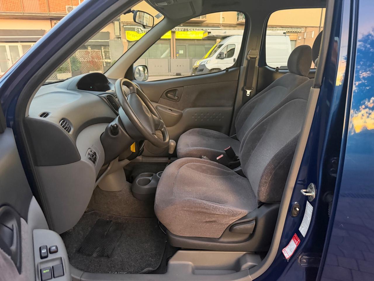 Toyota Yaris 1.3i 16V cat 5 porte Luna