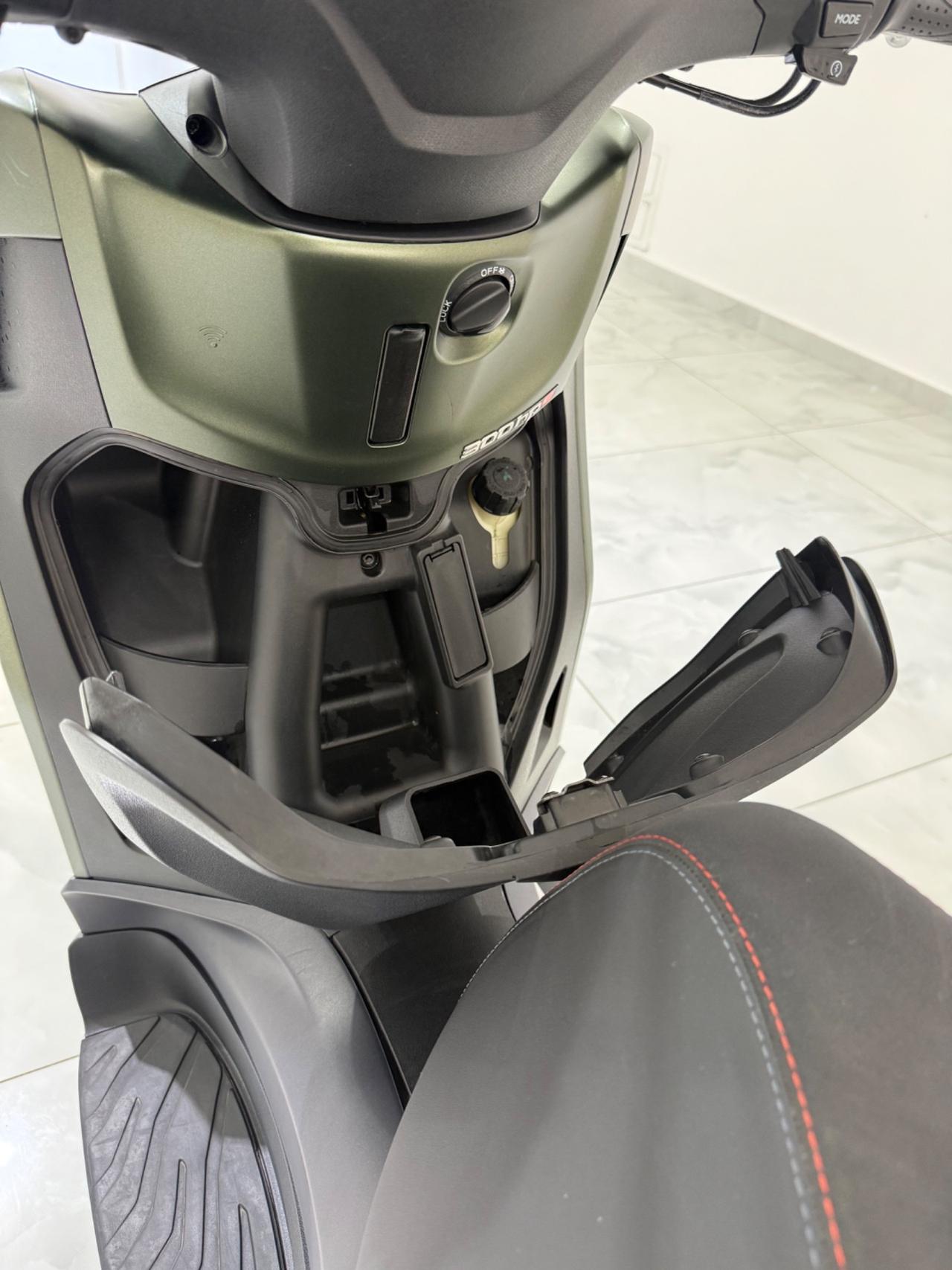 Piaggio Beverly 300 ABS - ASR DEEP BLACK