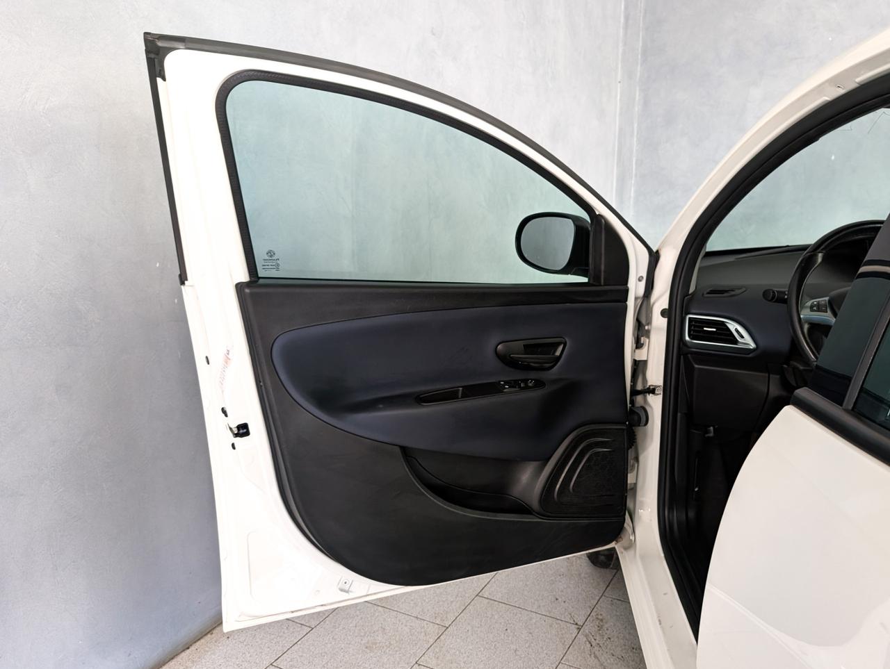 Lancia Ypsilon 1.0 Hybrid 70cv Gold