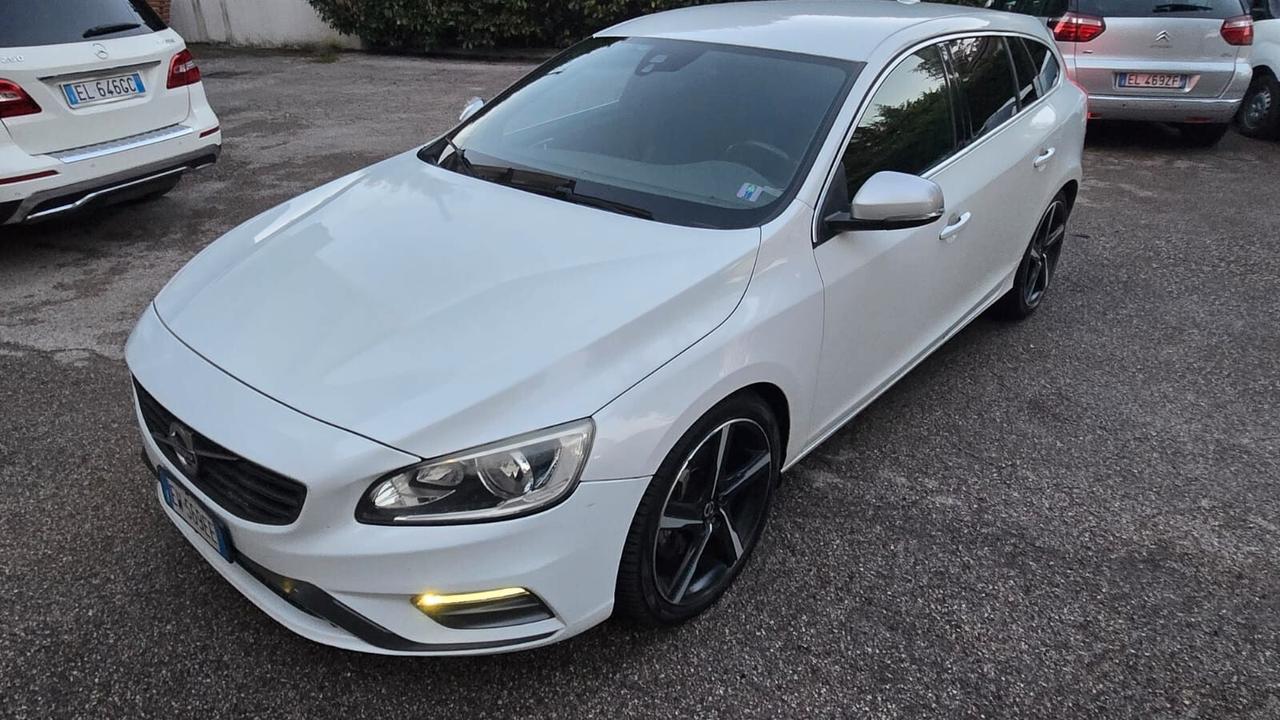 Volvo V60 D4 AWD Geartronic R-design Momentum