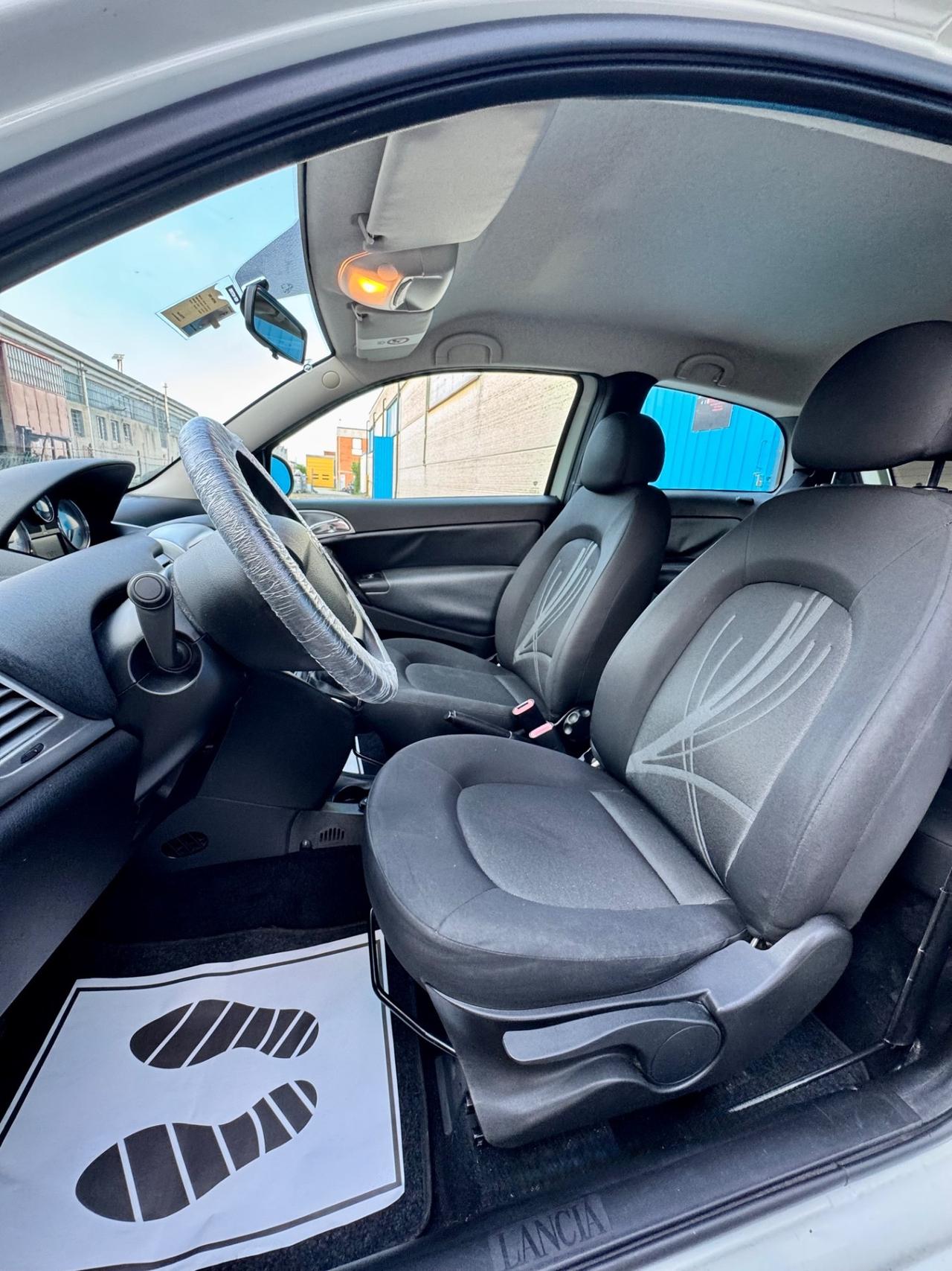 Lancia Ypsilon 1.2 69 CV Unyca