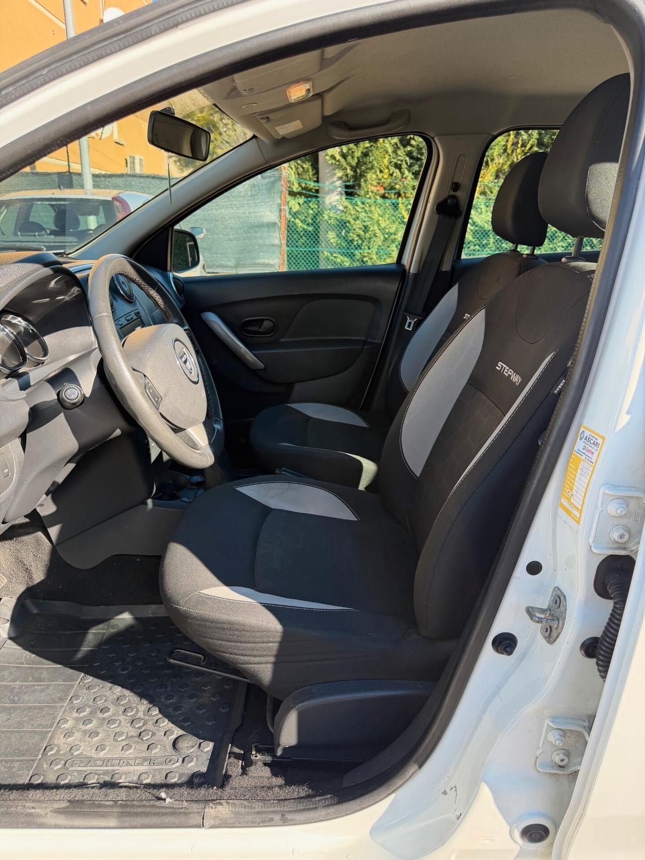 Dacia Sandero Stepway 0.9 GPL - NAV. - NEOP. - 12 MESI DI GAR. -