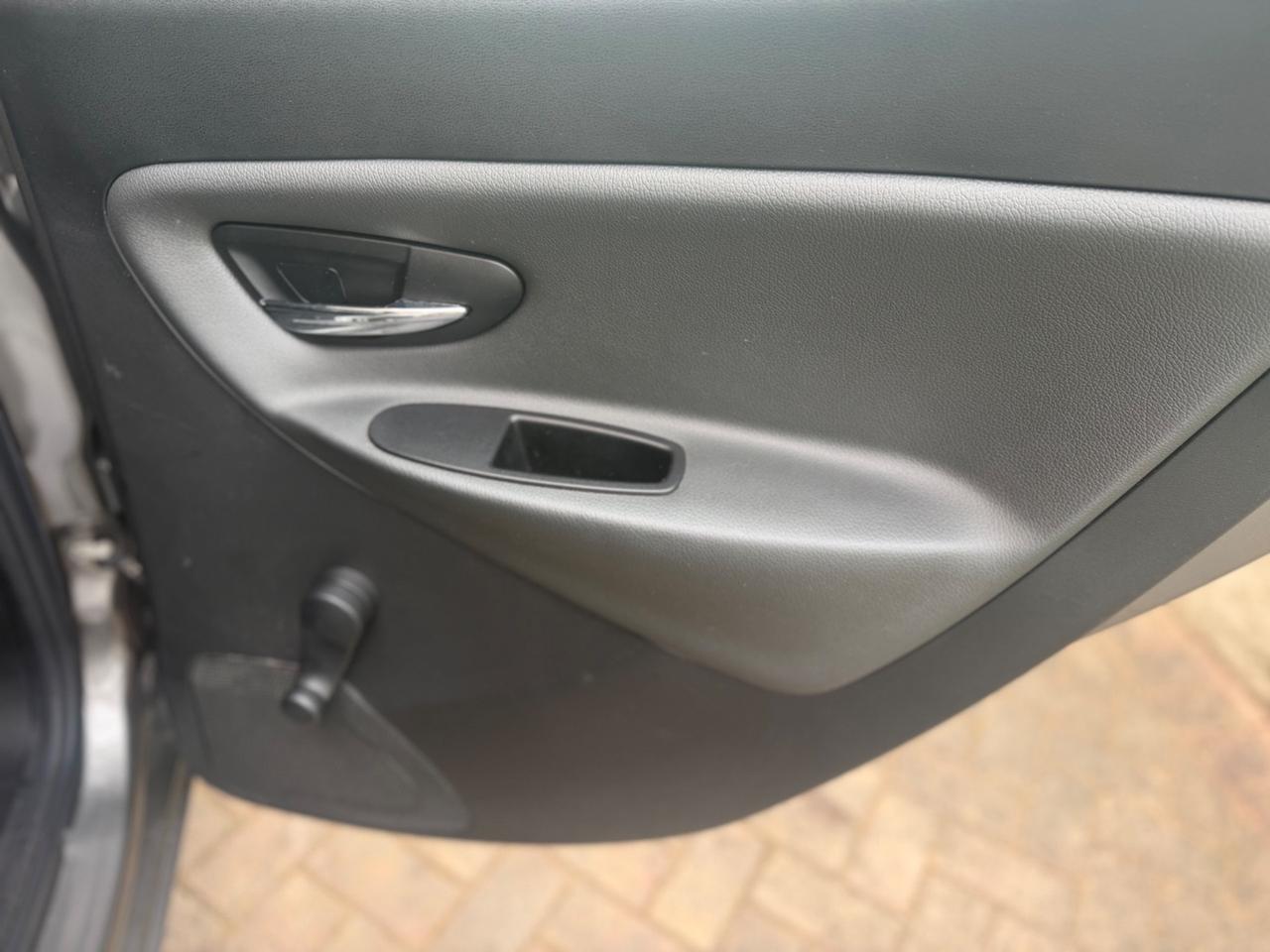 Lancia Ypsilon 1.2 69 CV 5 porte neopatentati unici prop