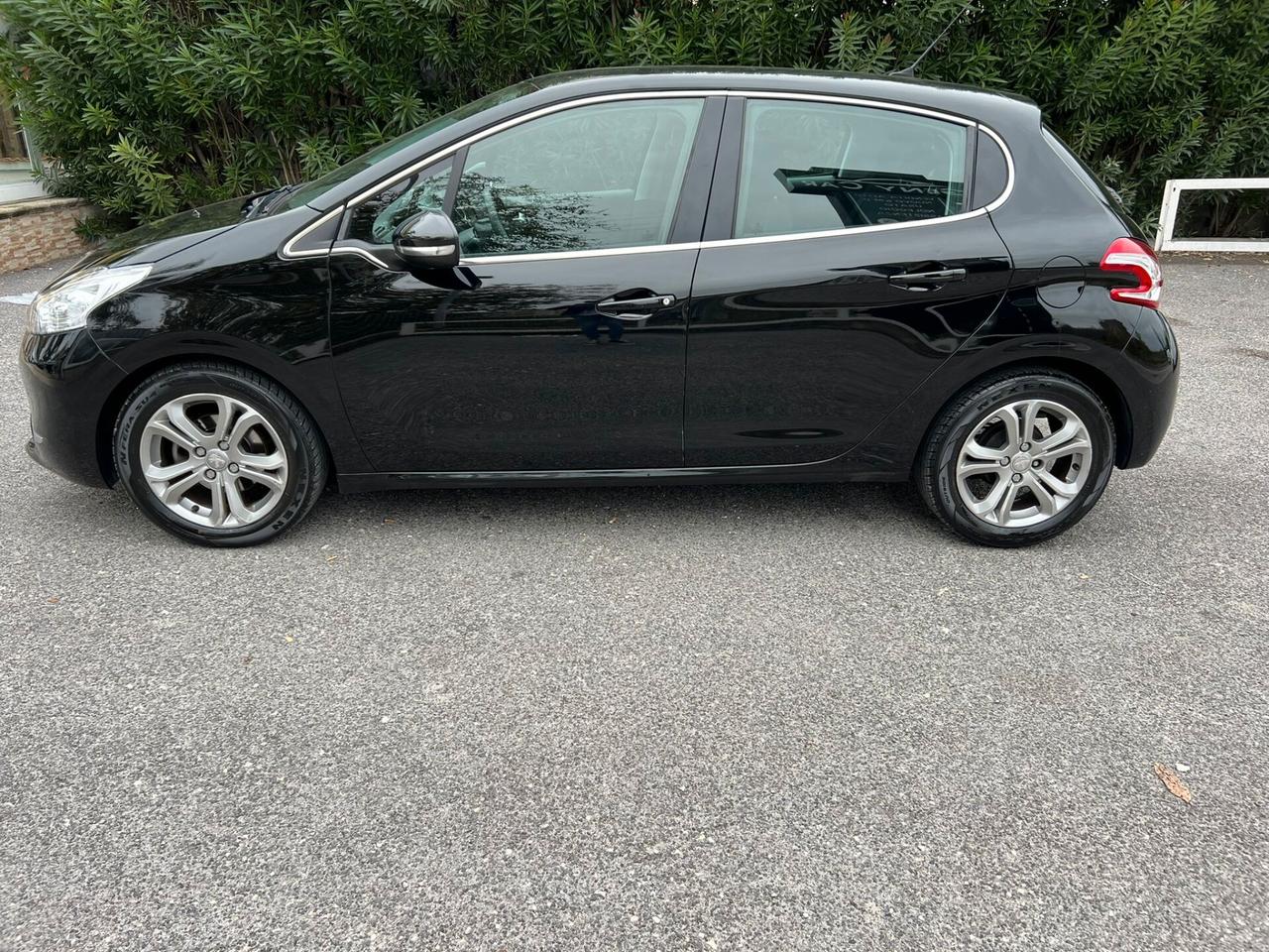 Peugeot 208 1.4 HDi 68 CV 5 porte Allure