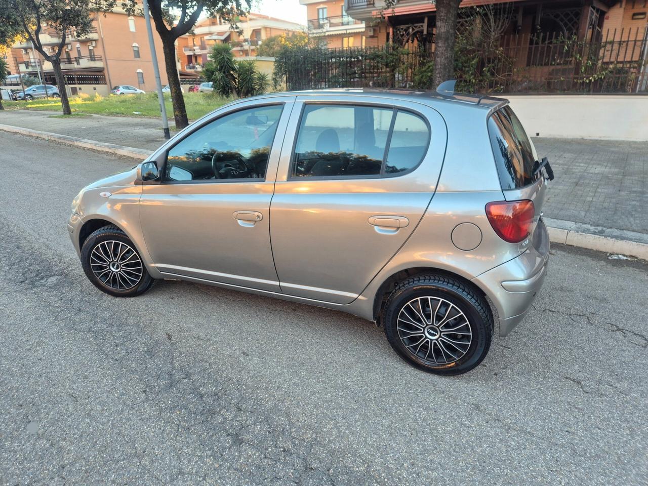 Toyota Yaris 1.0 benzina 68cv anno 05