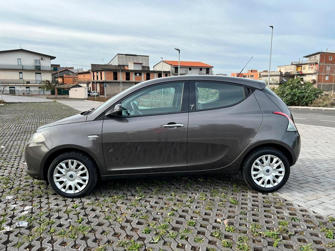 Lancia Ypsilon 1.3MLJT A-F-F-A-R-O-N-E 2014