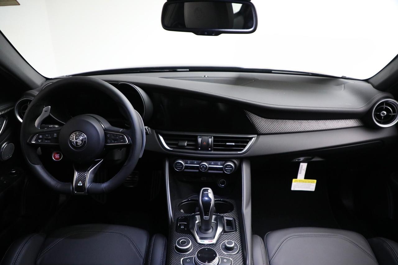 Alfa Romeo Giulia 2.9 V6 Bi-Turbo AT8 Quadrifoglio NOLEGGIO LUNGO TERMINE