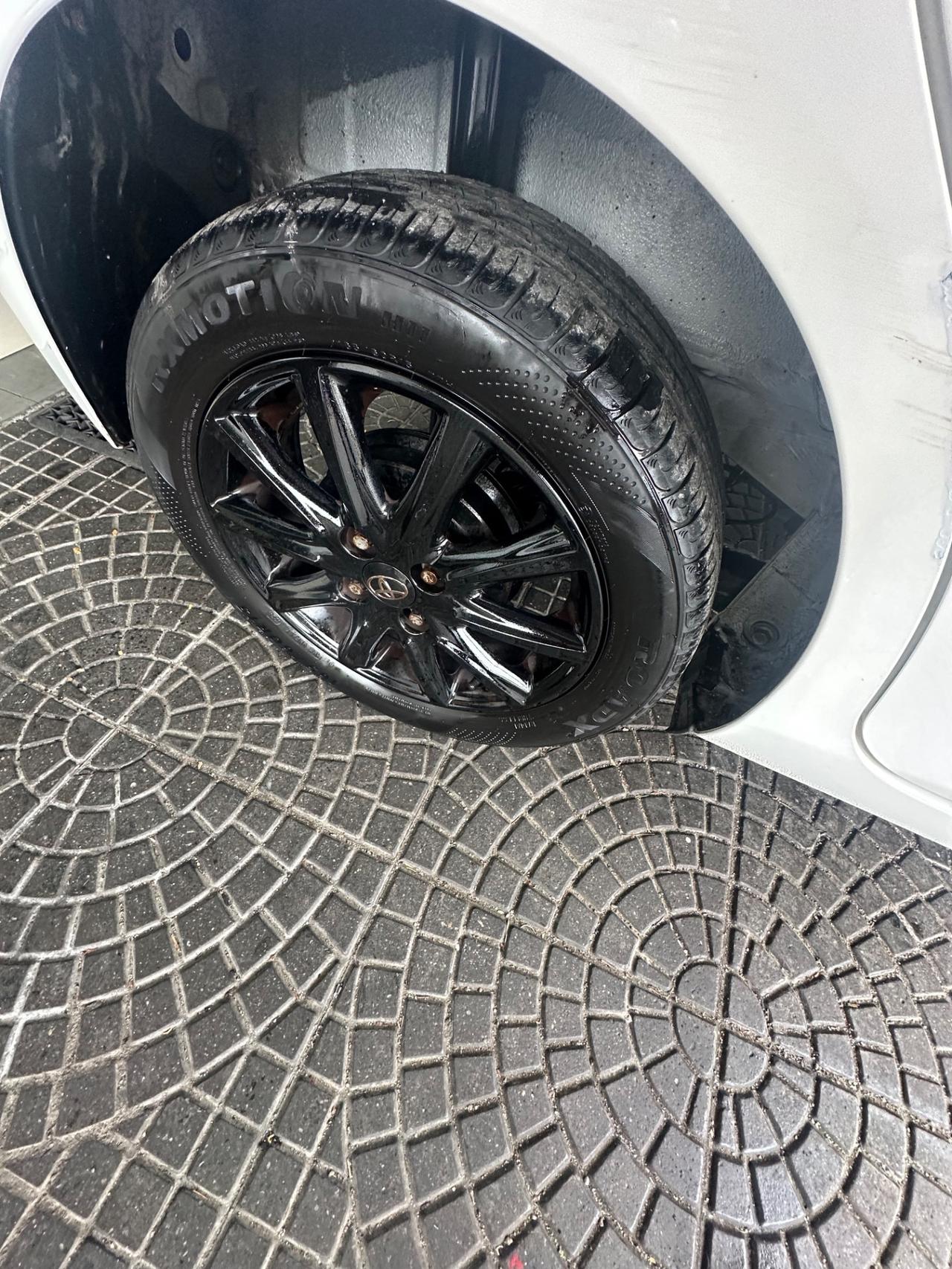 Toyota Aygo 1.0 VVT-i 69 CV 5 porte x-black TSS