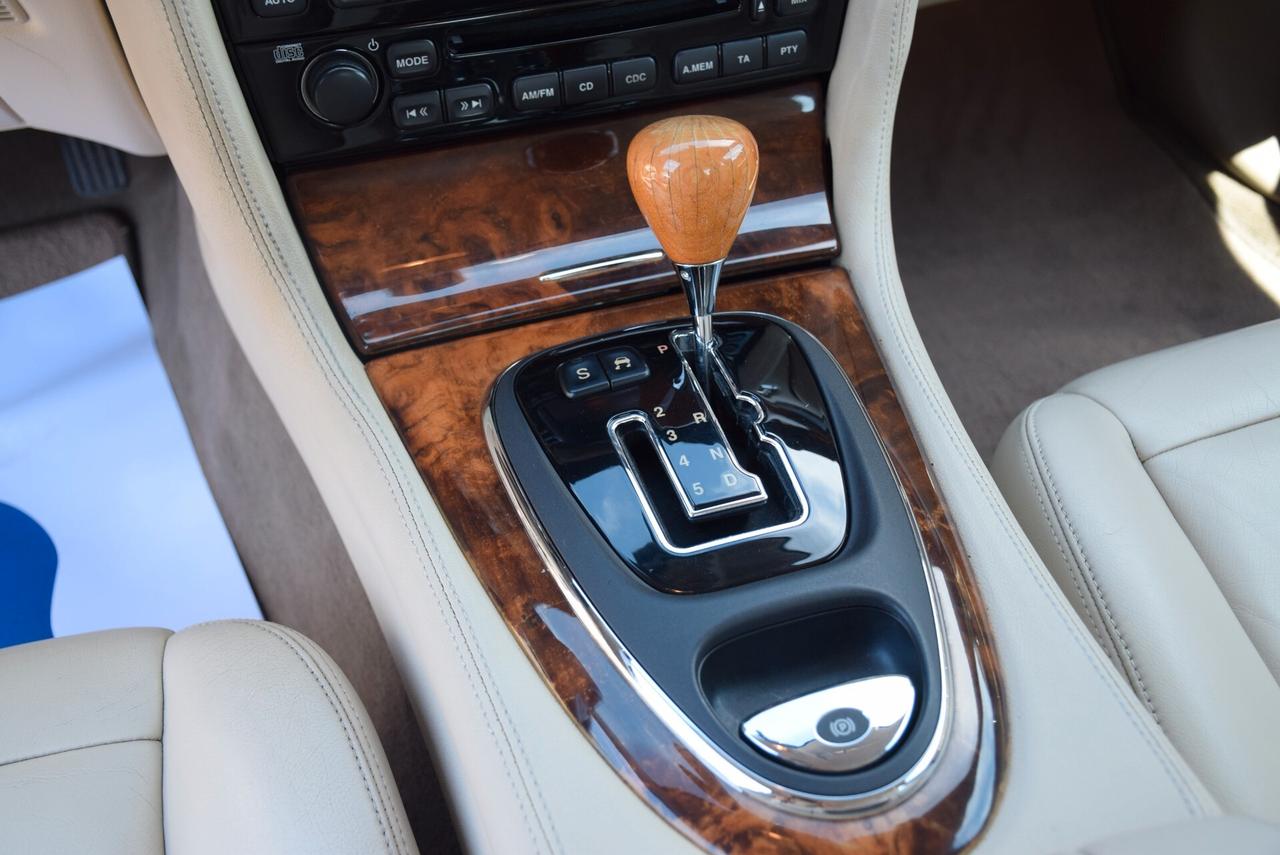 Jaguar XJ 4.2 V8 298CV AUT. NAVI PELLE SENSORI CRUISE BT Executive