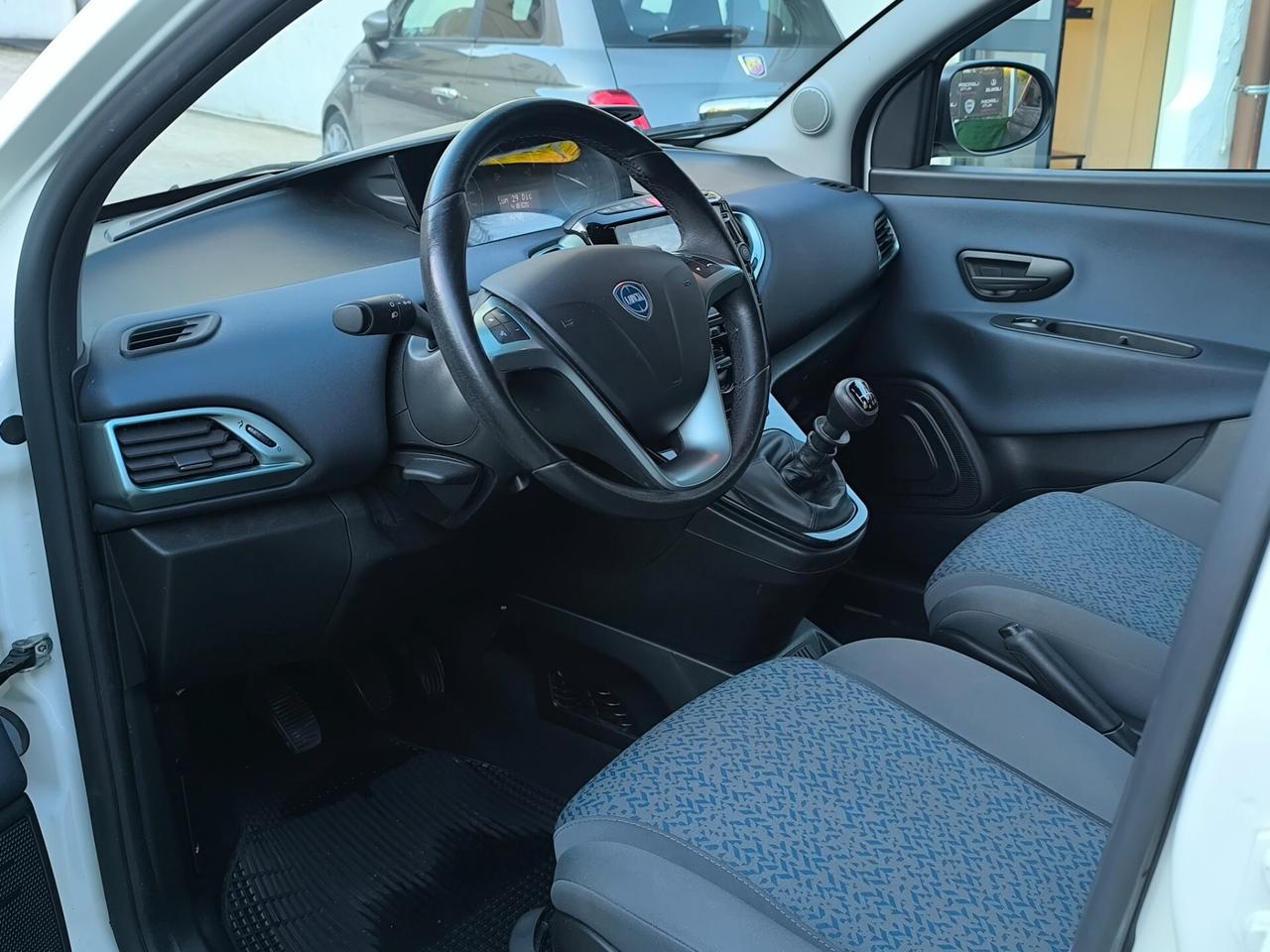 Lancia Ypsilon 1.0 FireFly 5 porte S&S Hybrid Silver