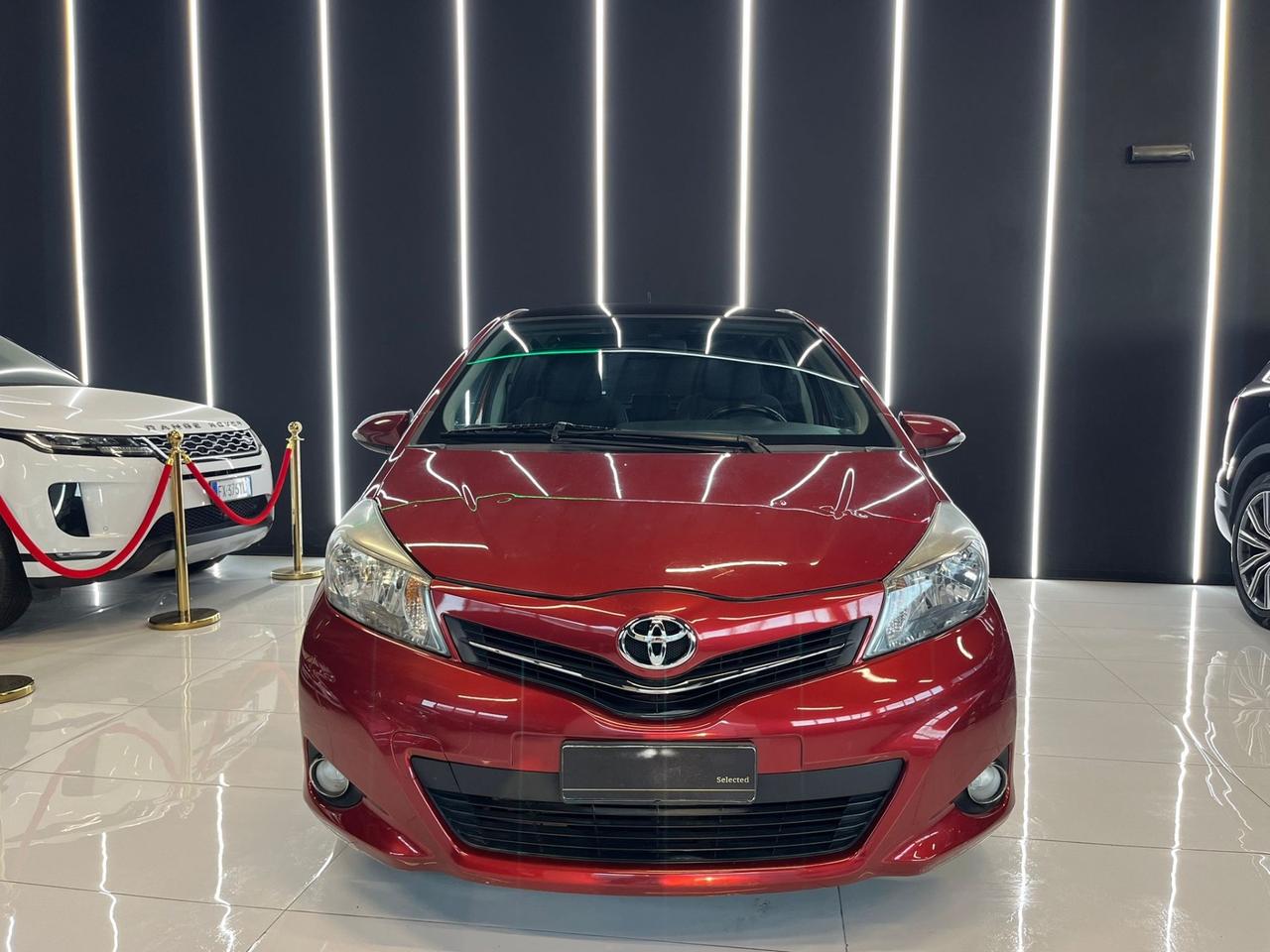 Toyota Yaris 1.4 D-4D 5 porte Lounge TETTO OK NEOPATENTATI