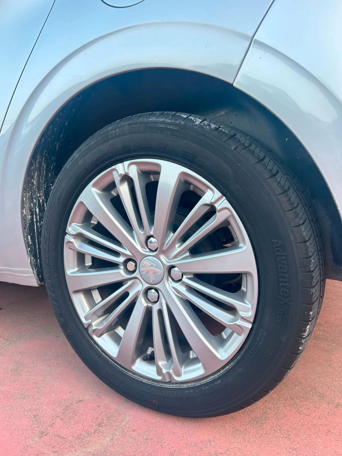 Peugeot 208 PureTech 82 5p. GPL Allure