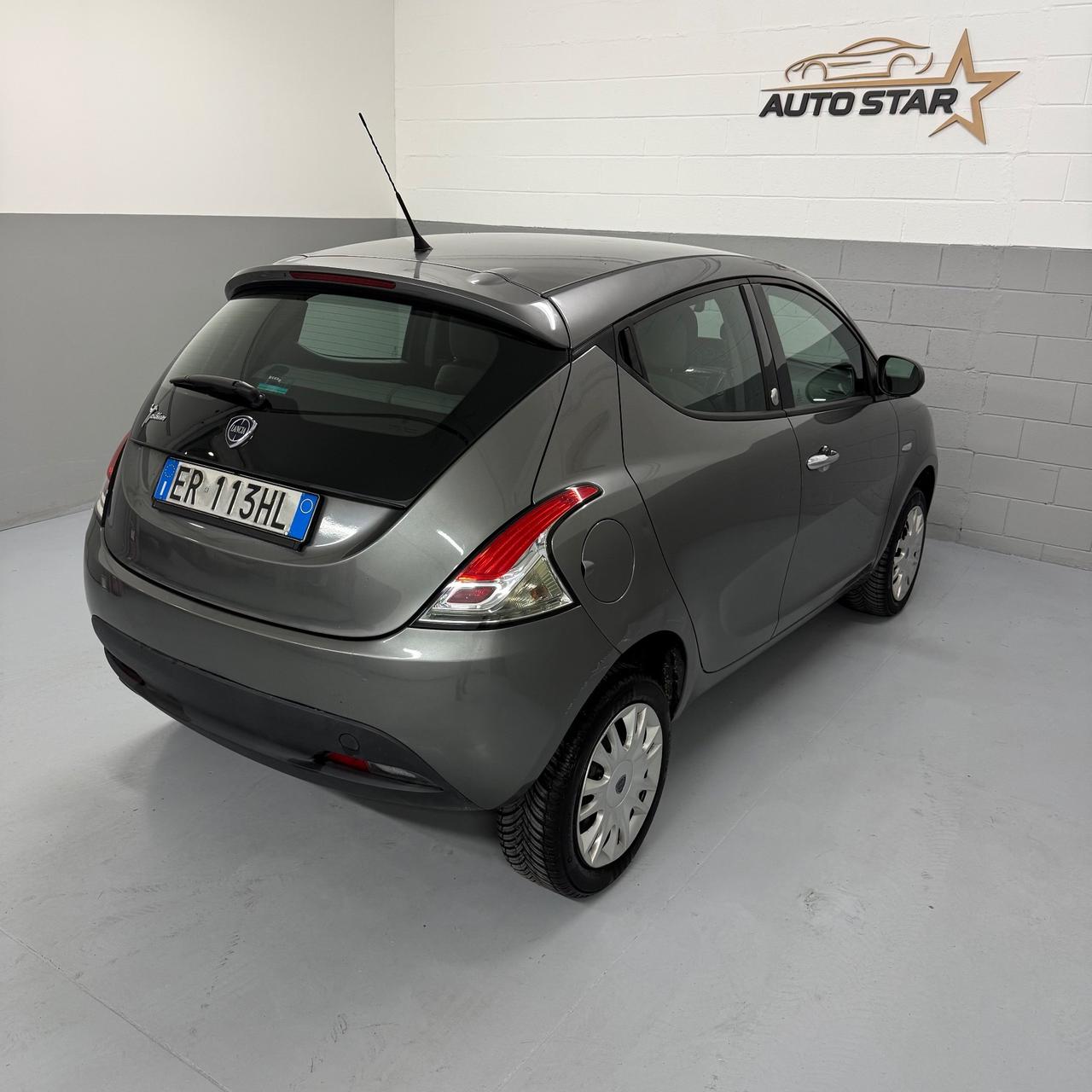 Lancia Ypsilon 0.9 TwinAir 85 CV 5 porte Metano Ecochic Silver