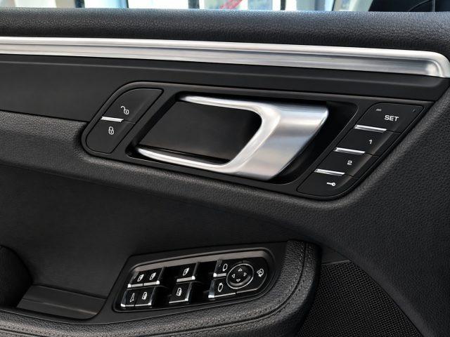 PORSCHE Macan 2.0 benzina Pelle Navigatore