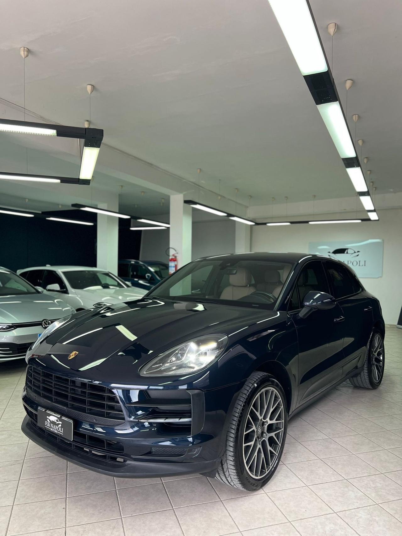 Porsche Macan 2.0 Iva esposta