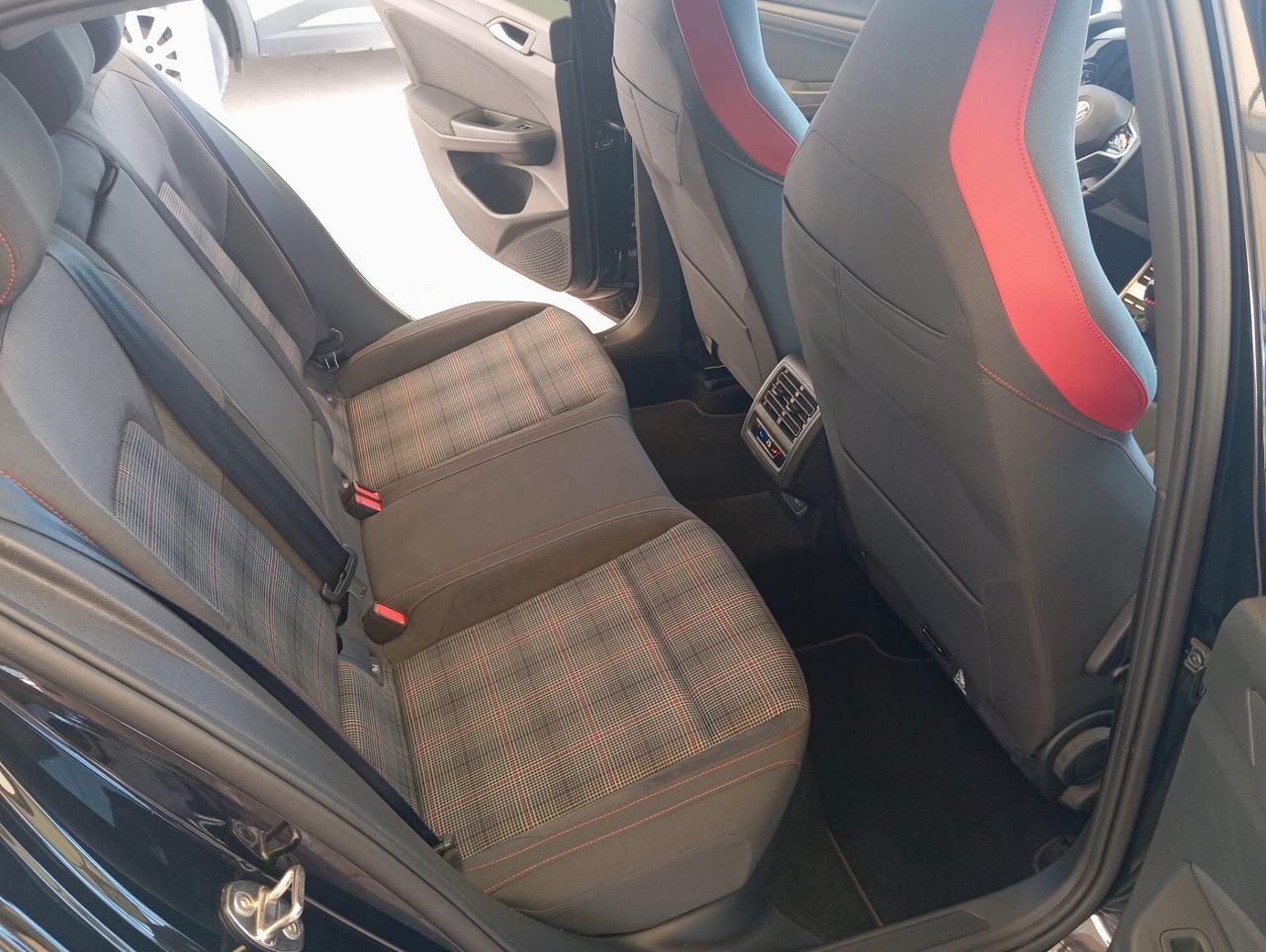 Volkswagen Golf GTI VIII 2.0 TSI