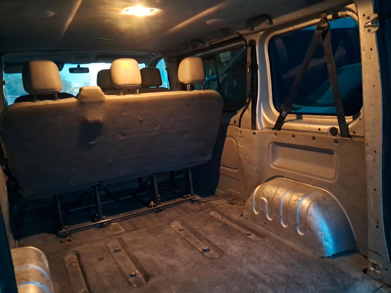 VIVARO 6 POSTI AUTOCARRO