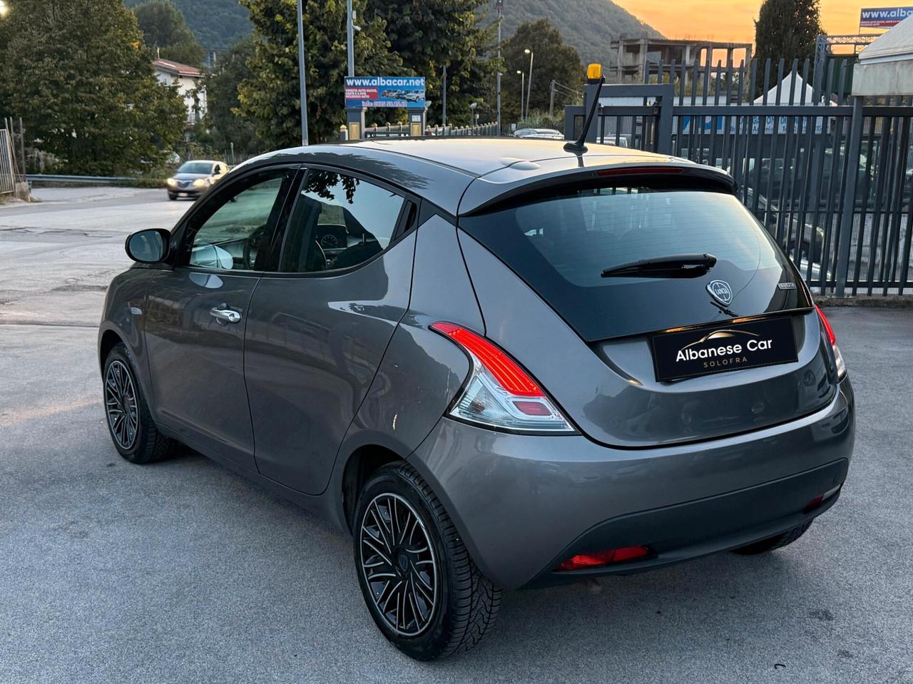 Lancia Ypsilon 1.0 FireFly S&S Hybrid Silver
