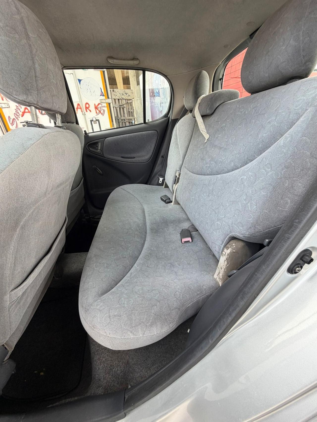 Toyota Yaris 1.0i 16V cat 5 porte Sol