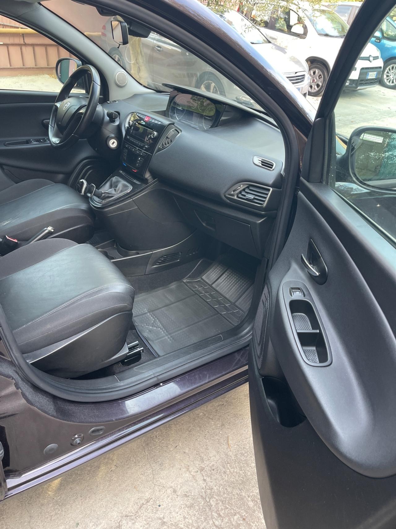 Lancia Ypsilon 1.2 69 CV 5 porte S&S Platinum