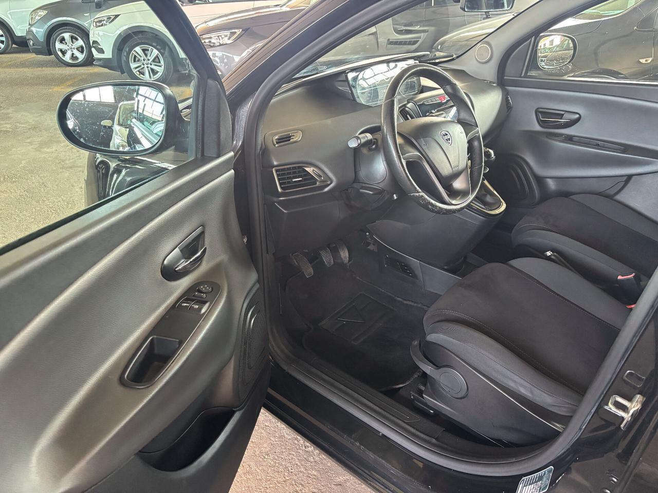 Lancia Ypsilon 1.2 69CV 5 porte S&S Platinum NEOPATENTATO