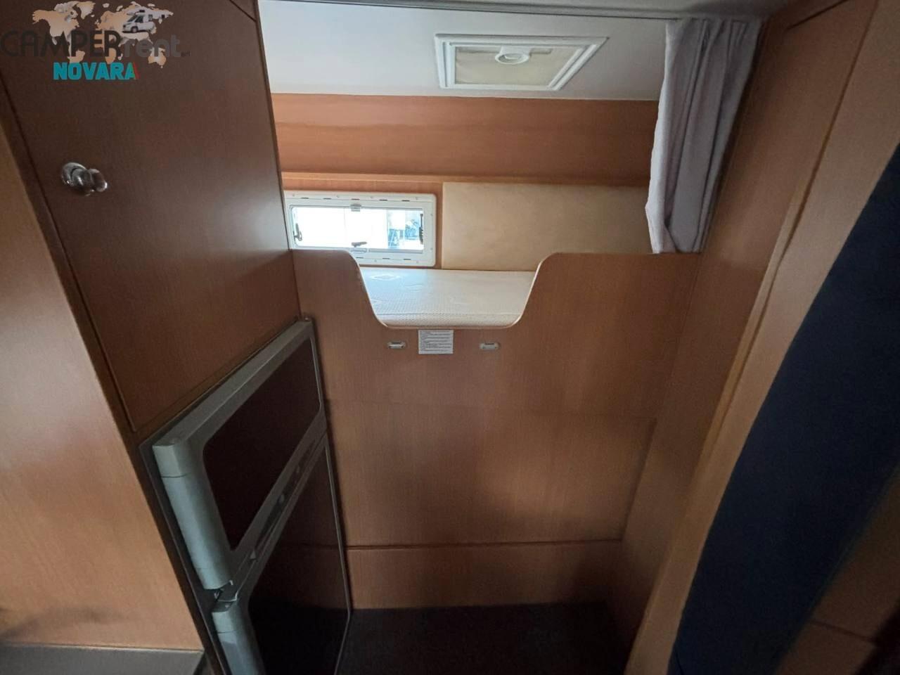 CHALLENGER GENESIS 65 - mansardato con doppia Dinette e letti a castello in coda