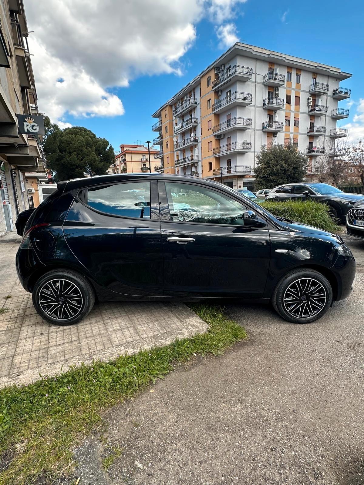 Lancia Ypsilon 1.0 FireFly 5 porte S&S Hybrid Gold