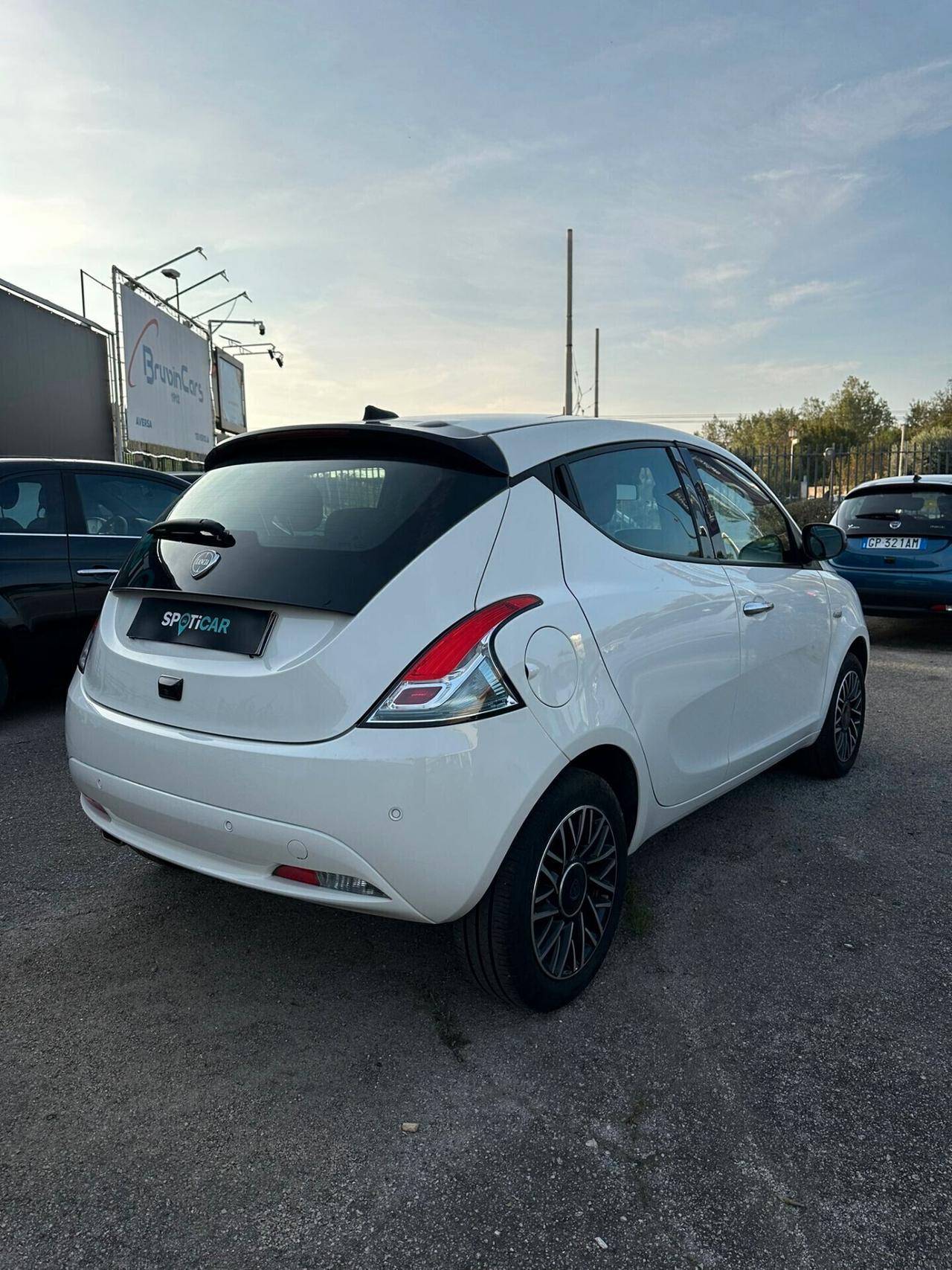 Lancia Ypsilon 1.0 Hybrid Platino 2024 FULL