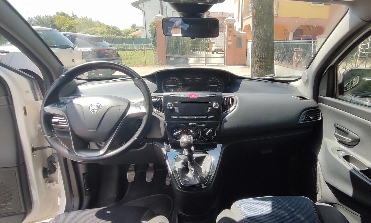 Lancia Ypsilon 1.2 69 CV 5 porte S Momodesign