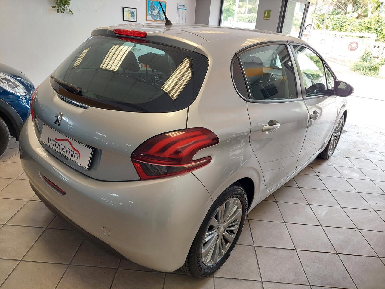 Peugeot 208 PureTech 82 5 porte Allure