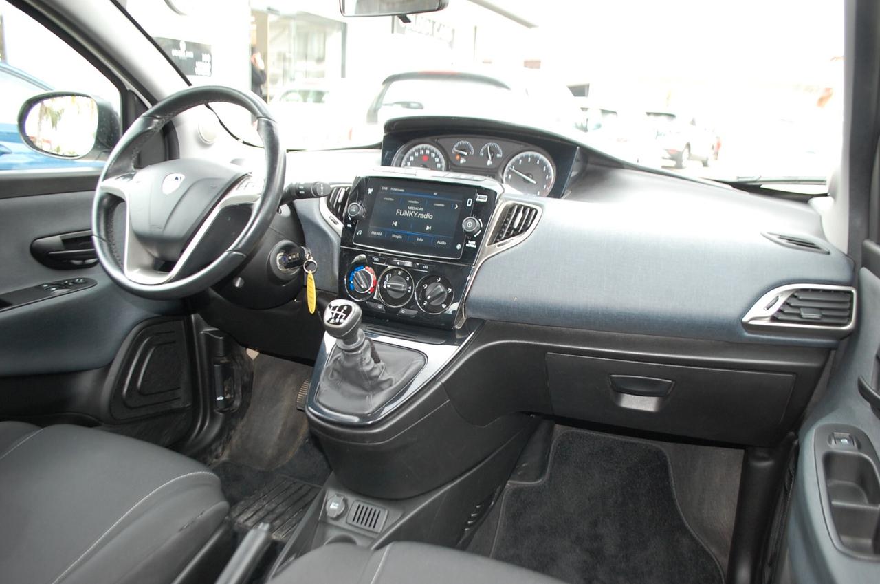 Lancia Ypsilon 1.0 firefly hybrid Gold Plus S&S Uff Italy USB