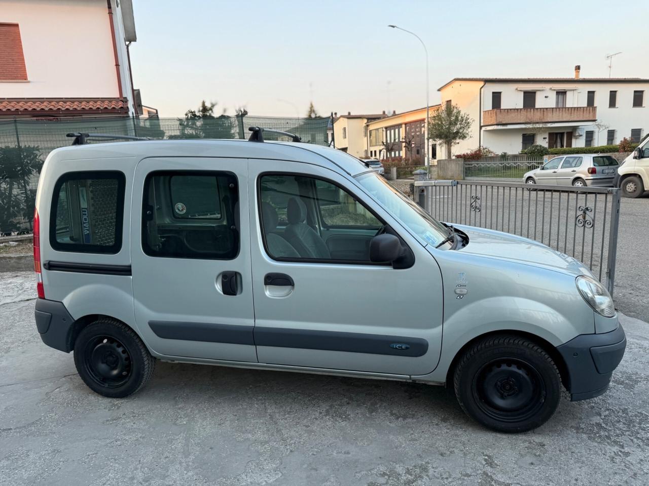 Renault Kangoo 4p. Autocarro 1.2 PEDANA DISABILE