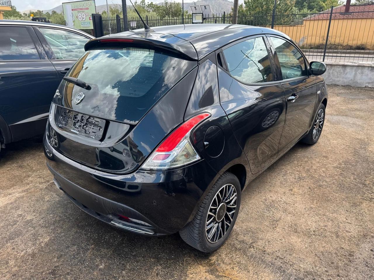 Lancia Ypsilon 1.2 69 CV Unyca MOMO DESIGN