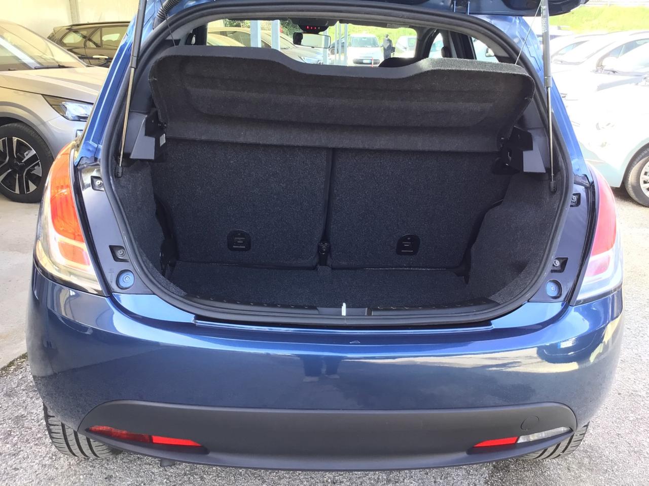 Lancia Ypsilon 1.0 70Cv FireFly 5 porte Hybrid Silver