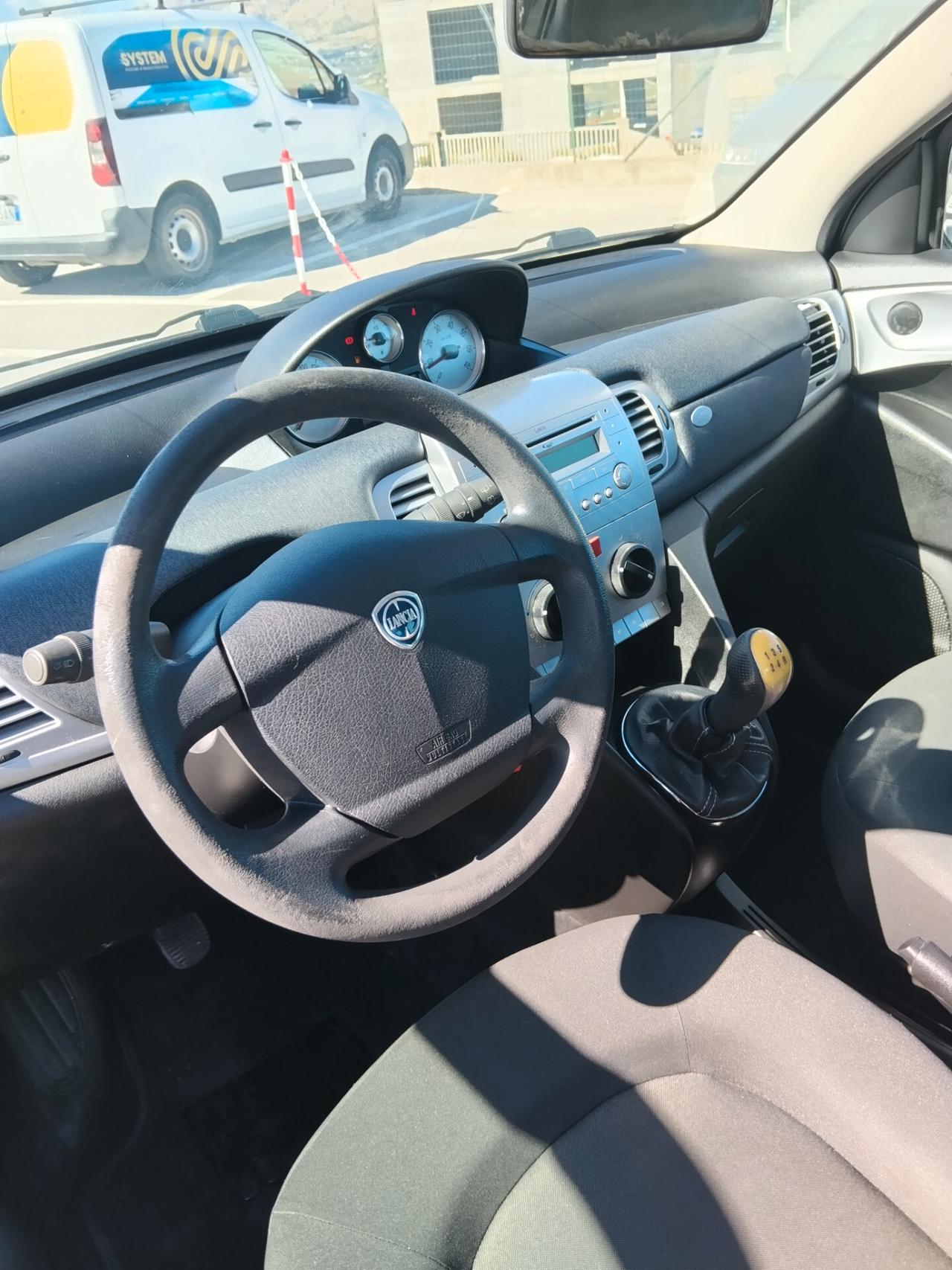 Lancia Ypsilon 1.3 MJT 75 CV Unyca