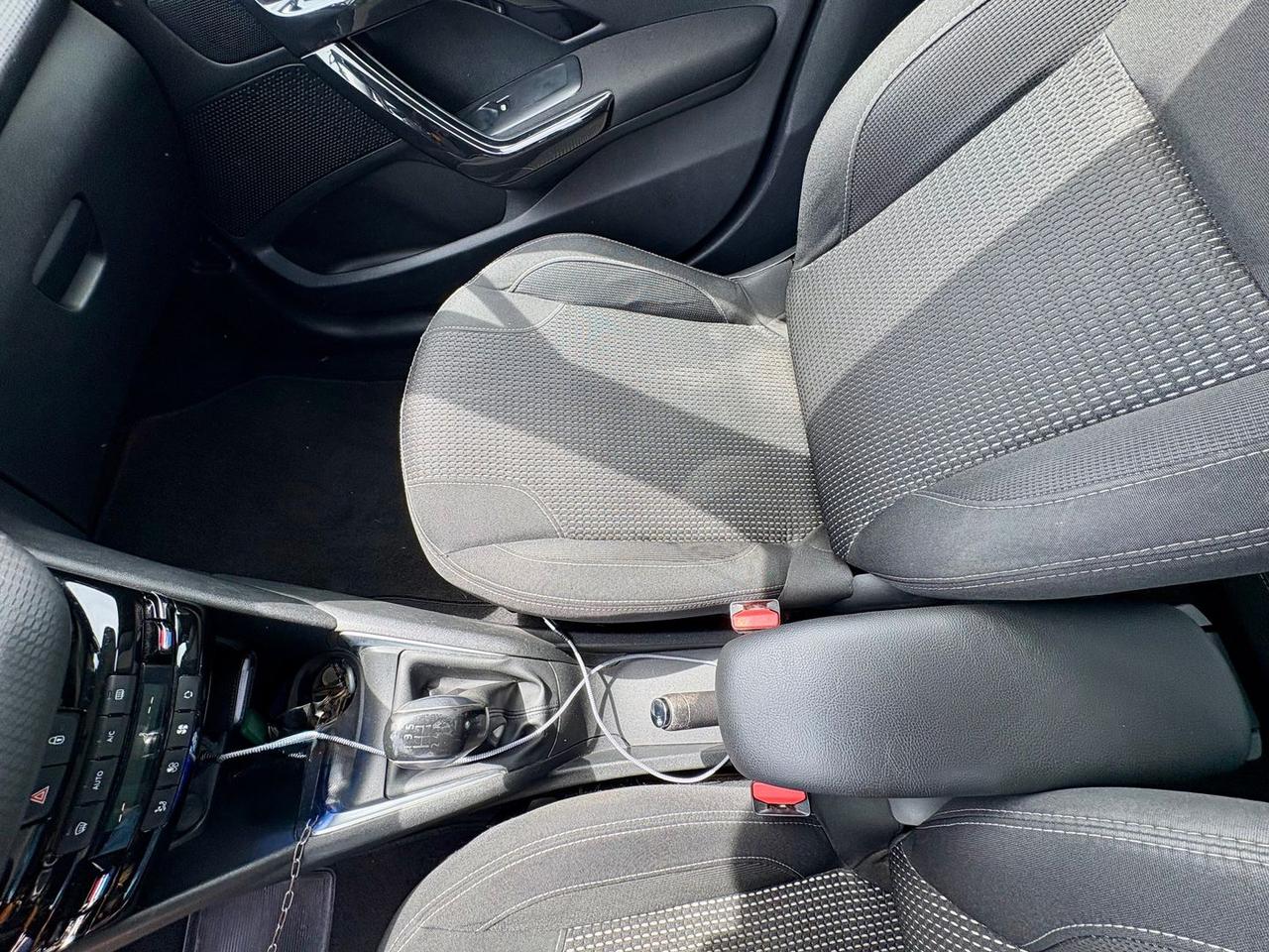 Peugeot 208 Allure 1.6 Blue HDI 75 #10654