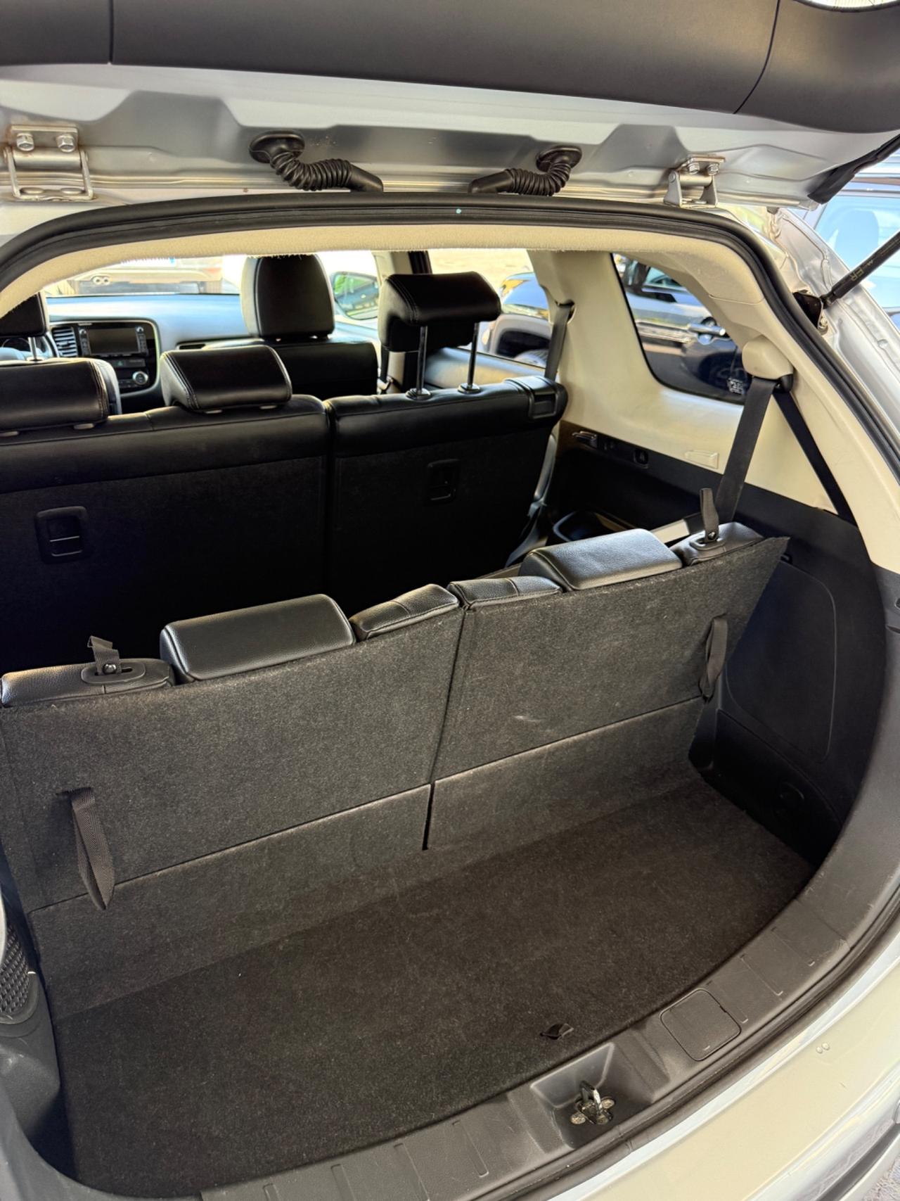 MITSUBISHI OUTLANDER 2.2 DI-D 4WD INSTYLE 7posti