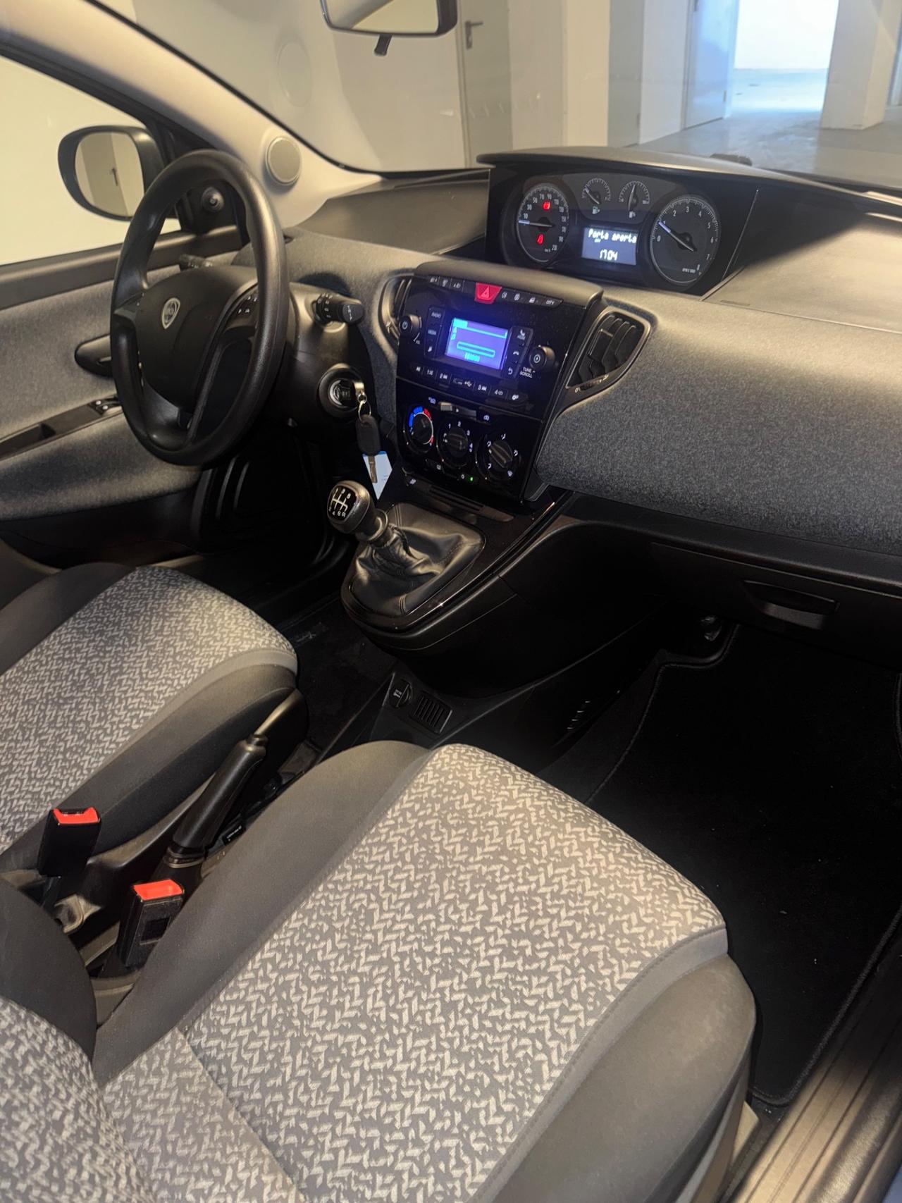 Lancia Ypsilon 1.0 FireFly 5 porte S&S Hybrid Silver