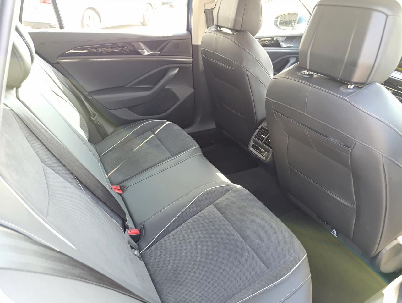 Volkswagen Passat 2.0 tdi scr R-Line 150cv dsg