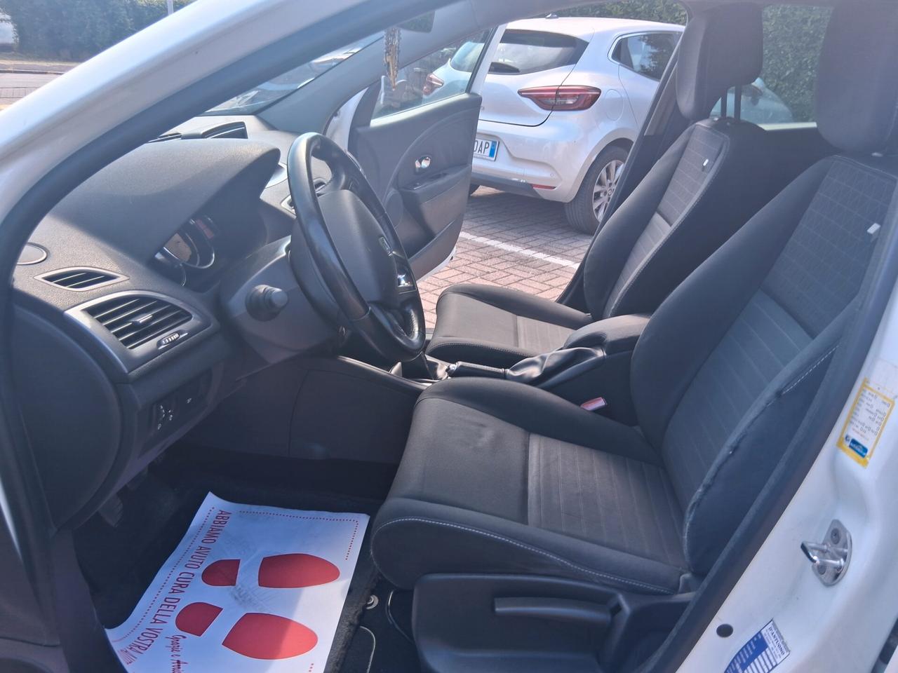 Renault Megane Mégane 1.5 dCi 95CV Start&Stop SporTour Limited..CELL 320 147 1147 WUATSAPP